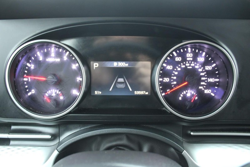 Kia Carnival Vehicle Image 18