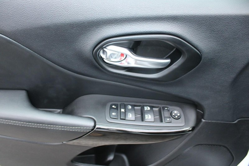 Jeep Cherokee Vehicle Image 09