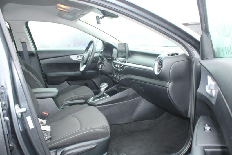 Kia Forte Vehicle Image 11