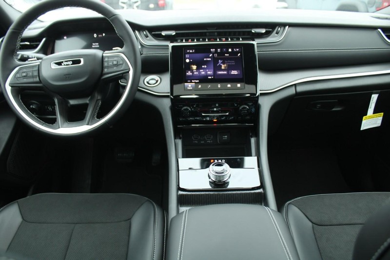 Jeep Grand Cherokee Vehicle Image 05