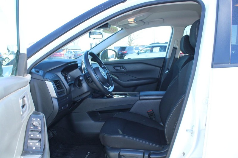 Nissan Rogue Vehicle Image 08