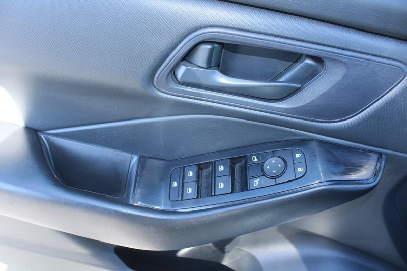 Nissan Rogue Vehicle Image 09