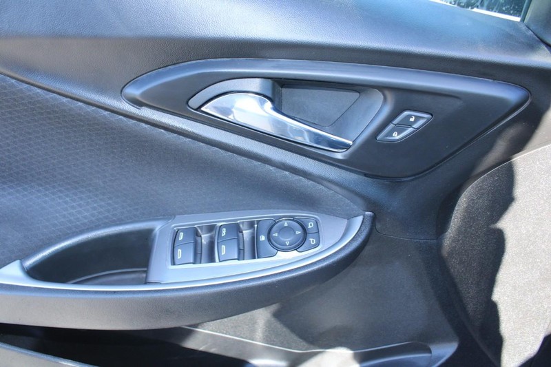 Chevrolet Malibu Vehicle Full-screen Gallery Image 09