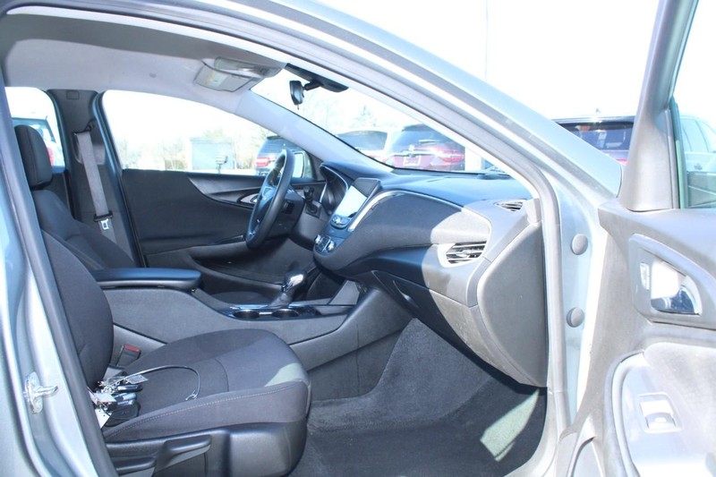 Chevrolet Malibu Vehicle Full-screen Gallery Image 11