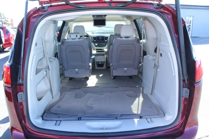 Chrysler Pacifica Vehicle Full-screen Gallery Image 06