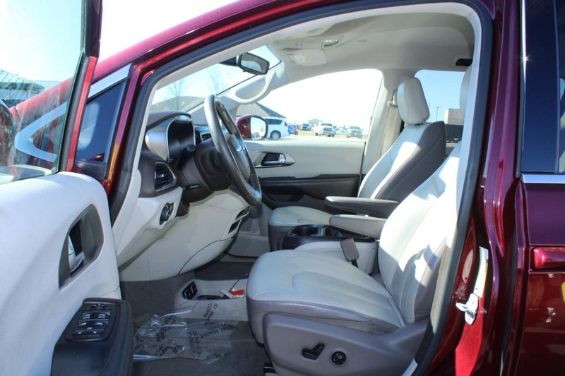Chrysler Pacifica Vehicle Full-screen Gallery Image 08