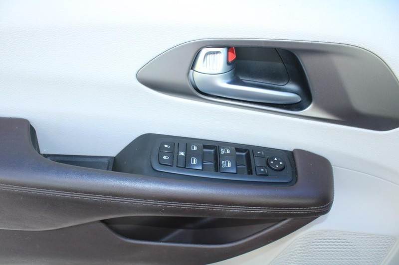 Chrysler Pacifica Vehicle Full-screen Gallery Image 09