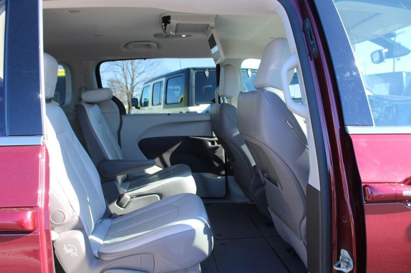 Chrysler Pacifica Vehicle Full-screen Gallery Image 12