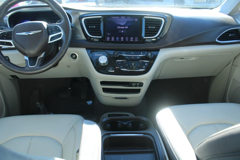 Chrysler Pacifica Vehicle Full-screen Gallery Image 14