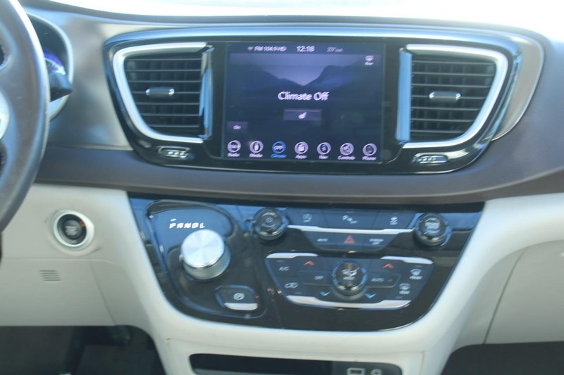 Chrysler Pacifica Vehicle Full-screen Gallery Image 16