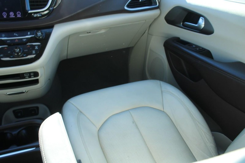 Chrysler Pacifica Vehicle Full-screen Gallery Image 17