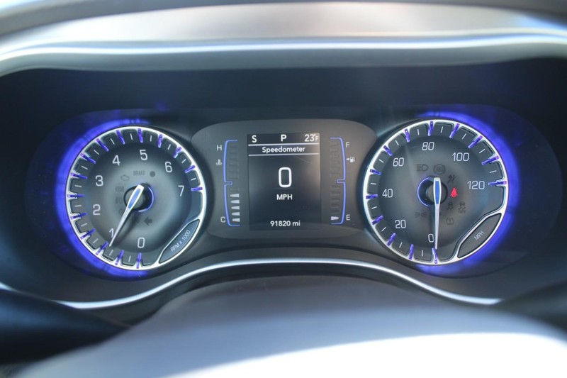 Chrysler Pacifica Vehicle Full-screen Gallery Image 19