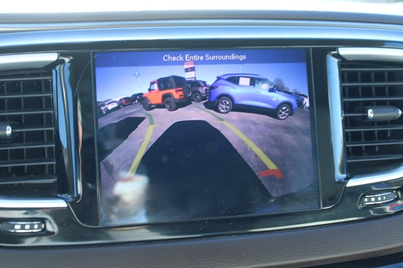 Chrysler Pacifica Vehicle Full-screen Gallery Image 22