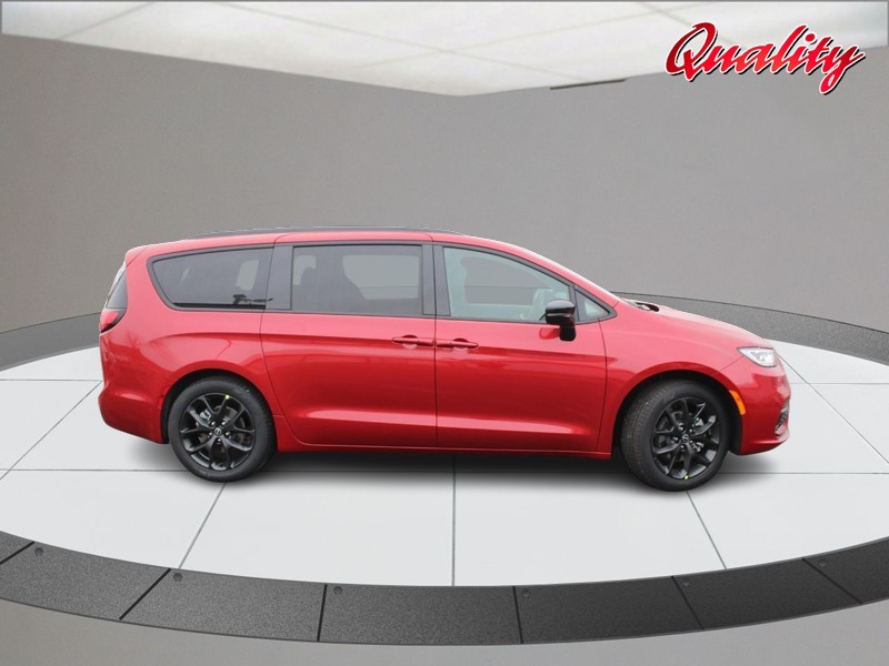 Chrysler Pacifica Vehicle Image 02