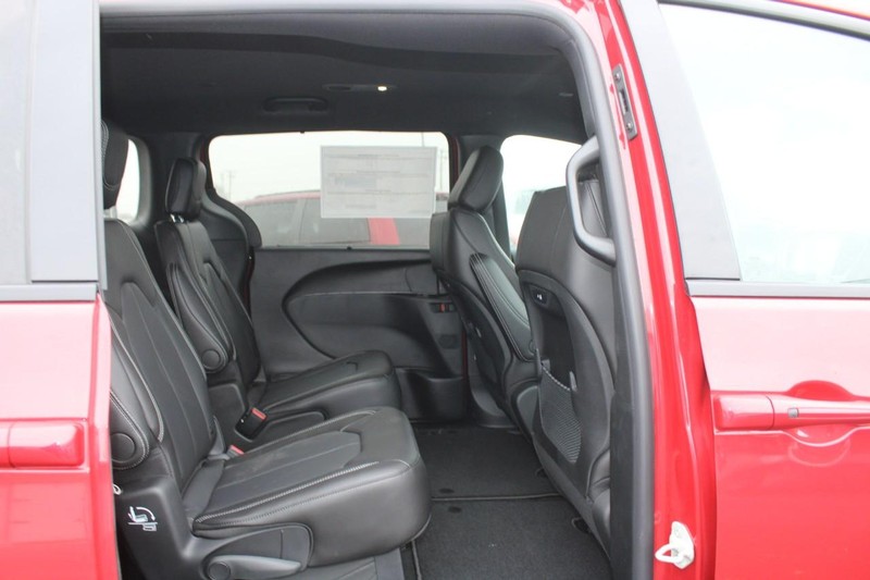 Chrysler Pacifica Vehicle Image 04