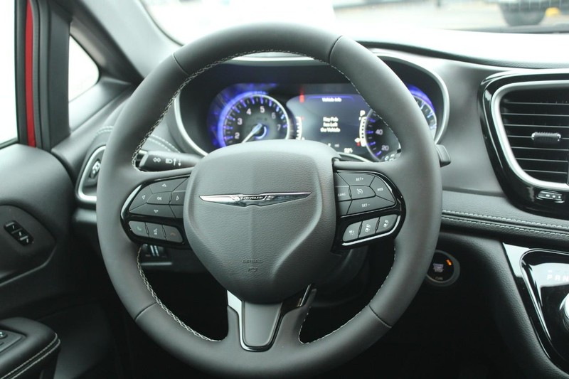 Chrysler Pacifica Vehicle Image 06