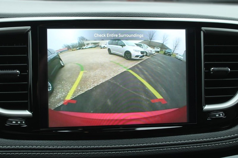 Chrysler Pacifica Vehicle Image 09