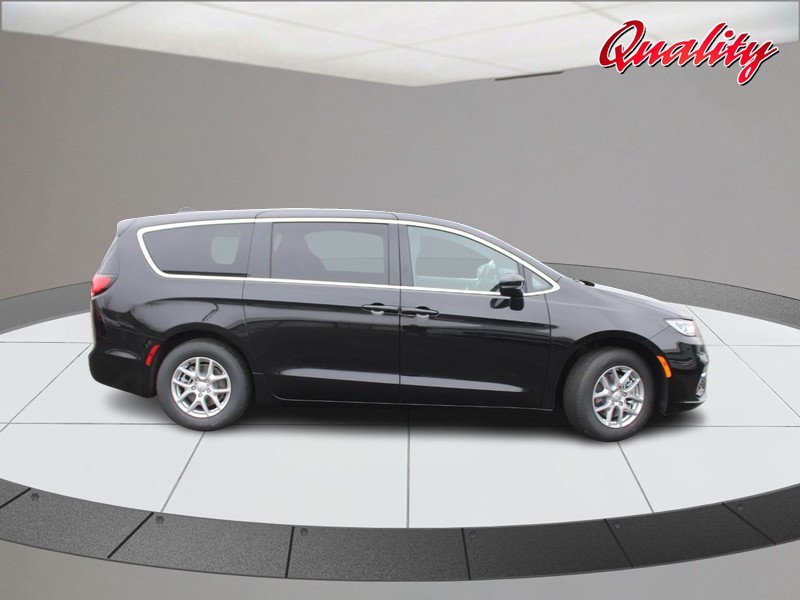 Chrysler Pacifica Vehicle Image 02