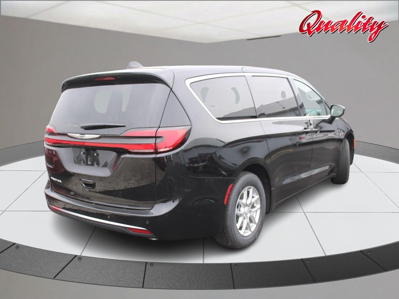 Chrysler Pacifica Vehicle Image 03
