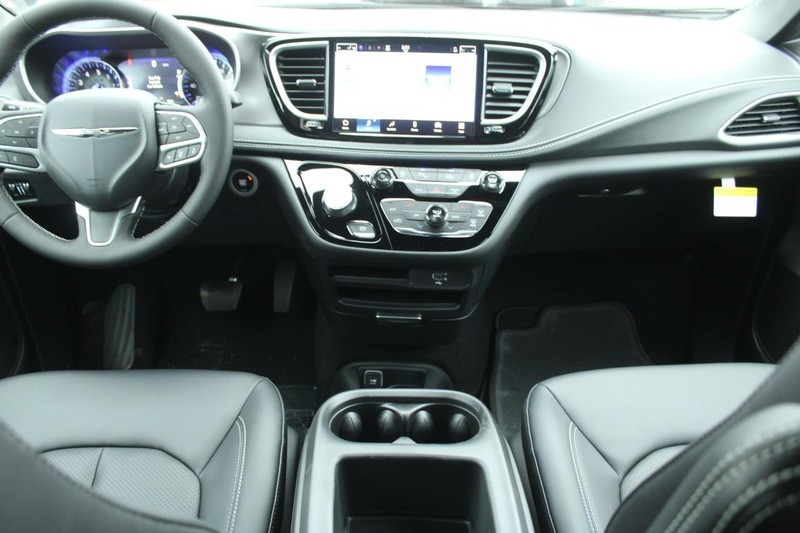 Chrysler Pacifica Vehicle Image 05