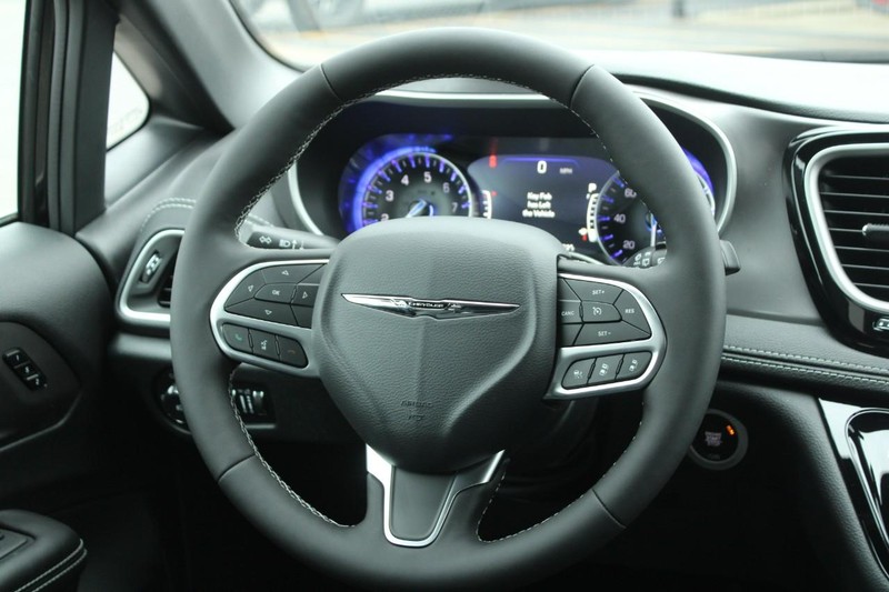 Chrysler Pacifica Vehicle Image 06