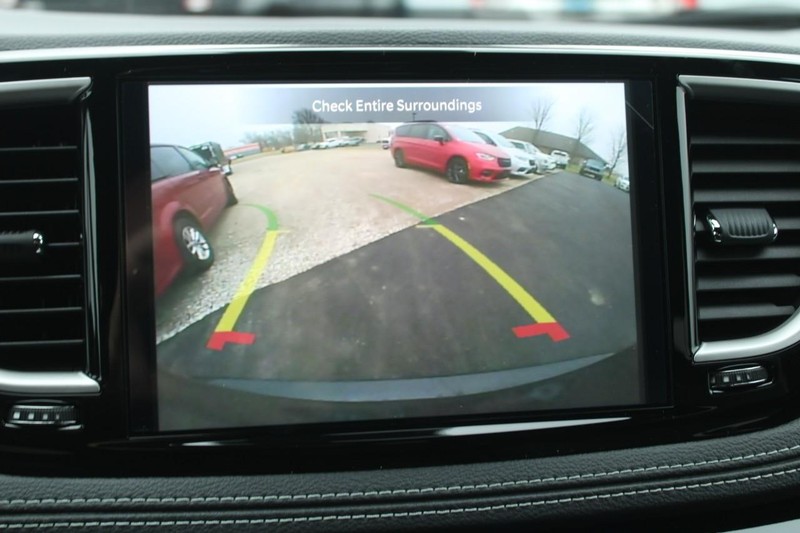 Chrysler Pacifica Vehicle Image 09