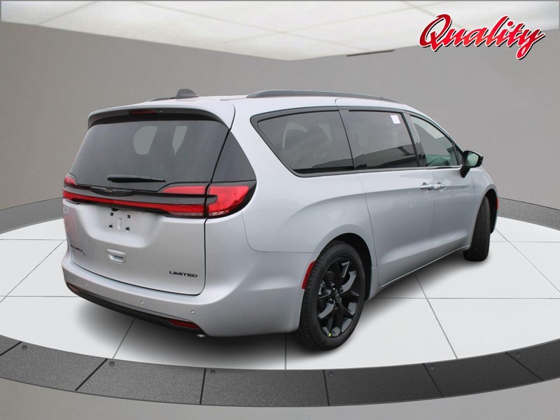 Chrysler Pacifica Vehicle Image 03