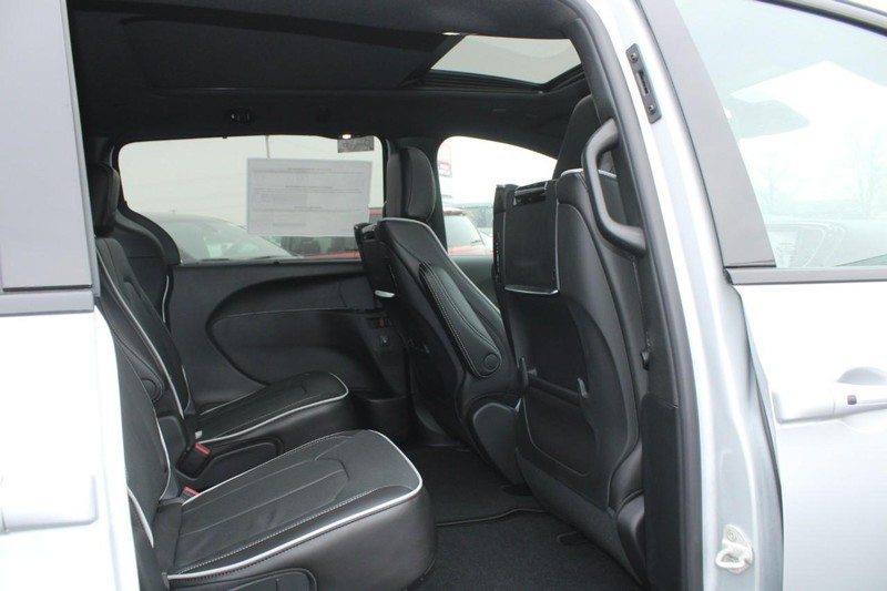 Chrysler Pacifica Vehicle Image 04