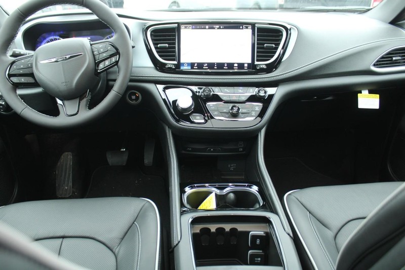 Chrysler Pacifica Vehicle Image 06