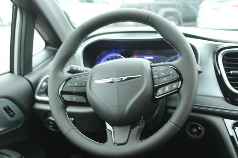 Chrysler Pacifica Vehicle Image 07