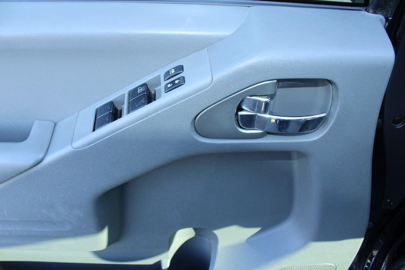 Nissan Frontier Vehicle Image 09