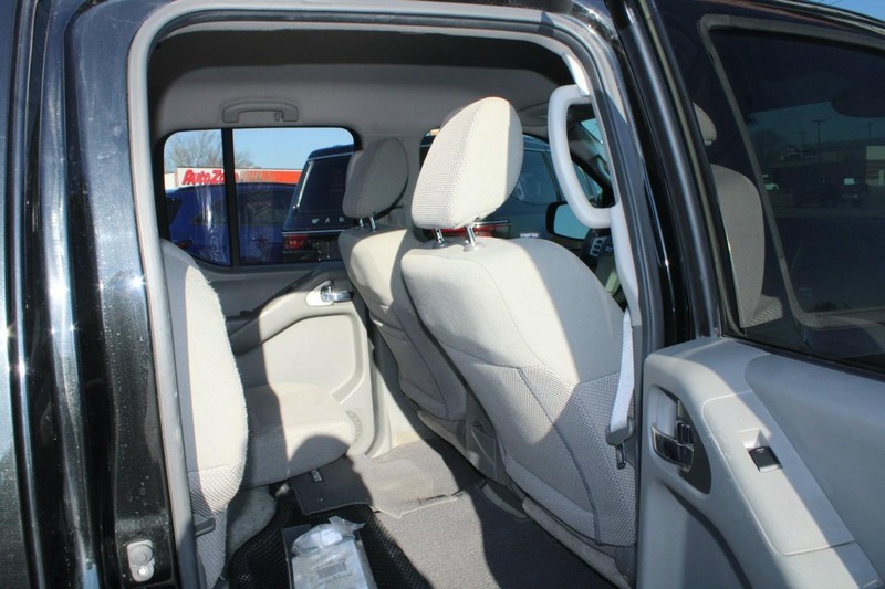 Nissan Frontier Vehicle Image 12