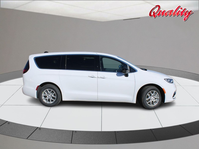 Chrysler Pacifica Vehicle Image 02