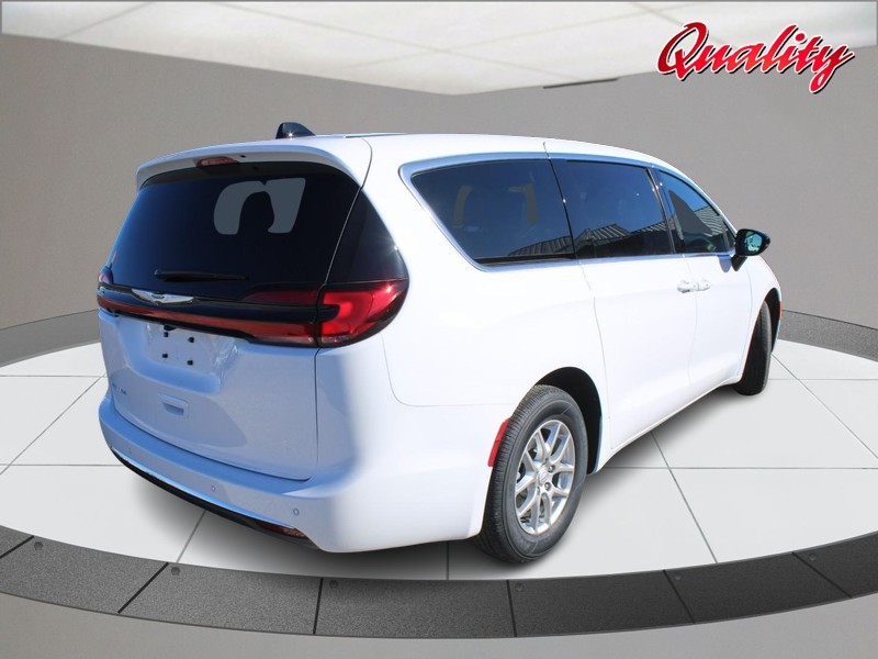 Chrysler Pacifica Vehicle Image 03