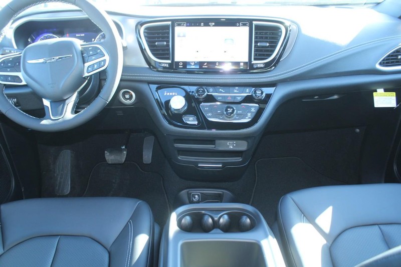 Chrysler Pacifica Vehicle Image 05