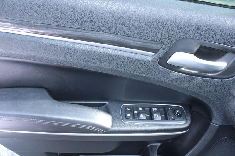 Chrysler 300 Vehicle Image 09