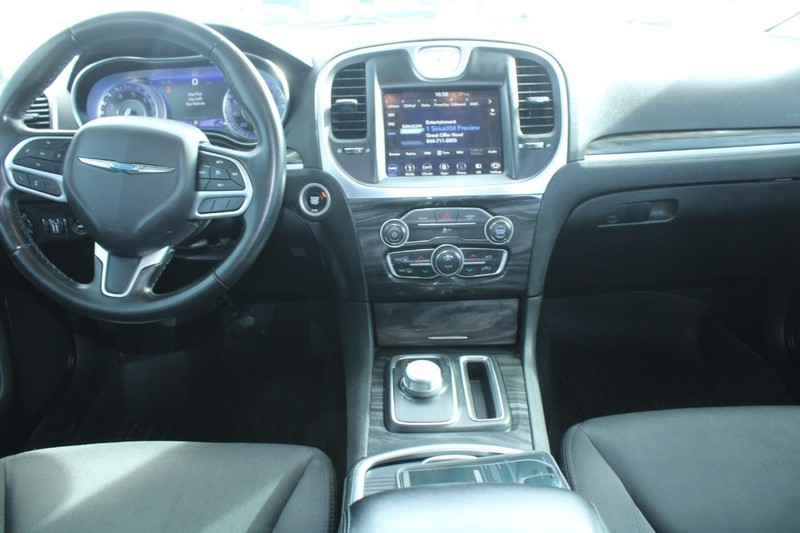 Chrysler 300 Vehicle Image 12