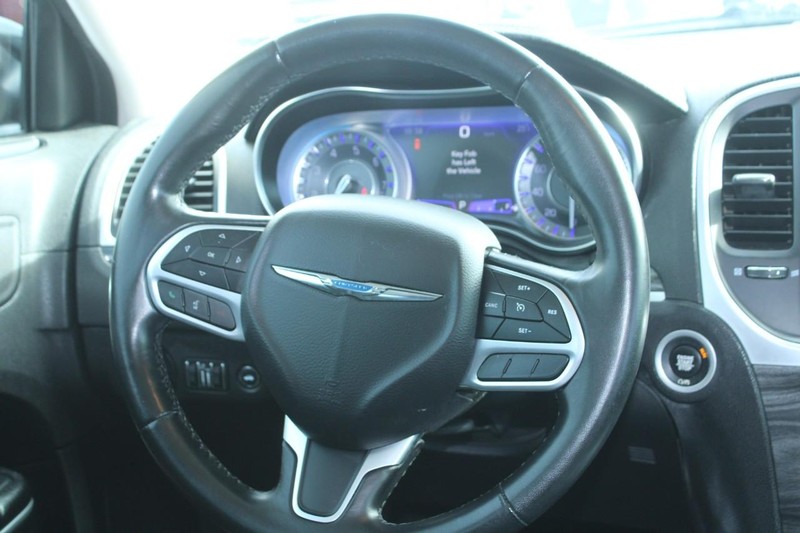 Chrysler 300 Vehicle Image 13
