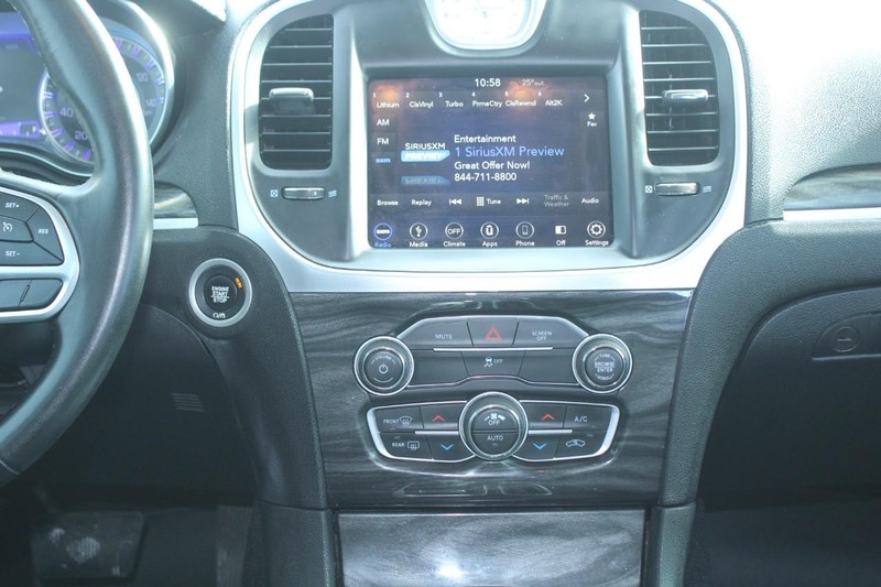 Chrysler 300 Vehicle Image 14