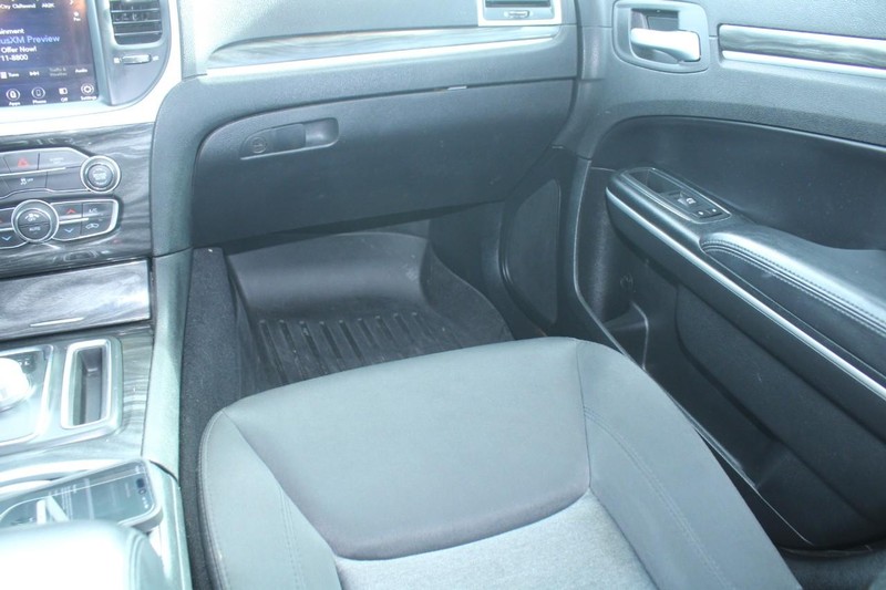 Chrysler 300 Vehicle Image 15