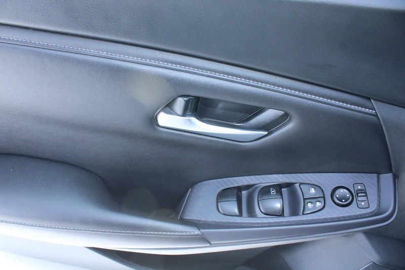 Nissan Sentra Vehicle Image 09