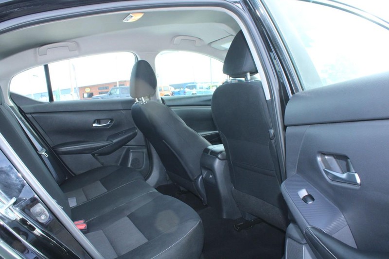 Nissan Sentra Vehicle Image 12