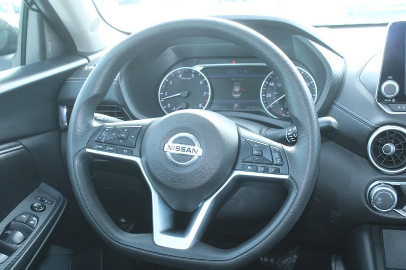 Nissan Sentra Vehicle Image 14
