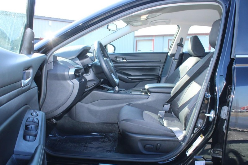 Nissan Altima Vehicle Image 08