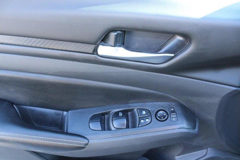 Nissan Altima Vehicle Image 09