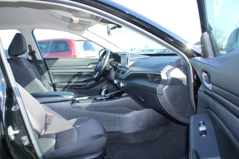 Nissan Altima Vehicle Image 11