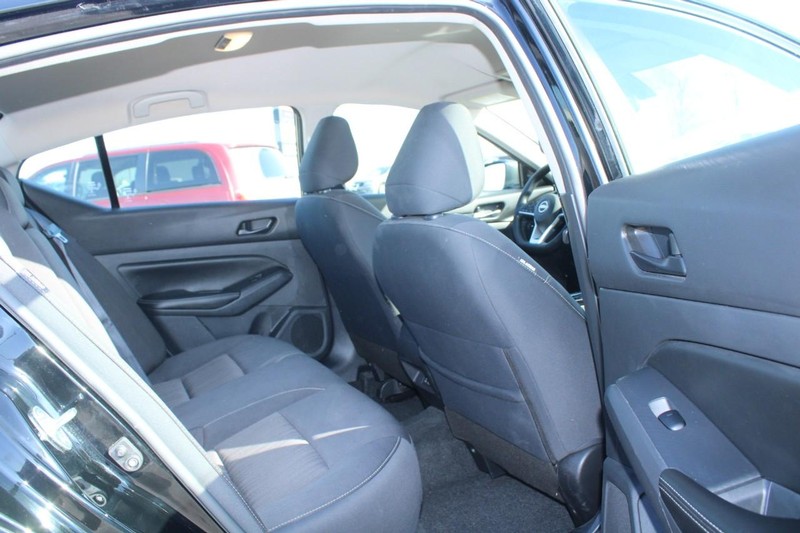 Nissan Altima Vehicle Image 12