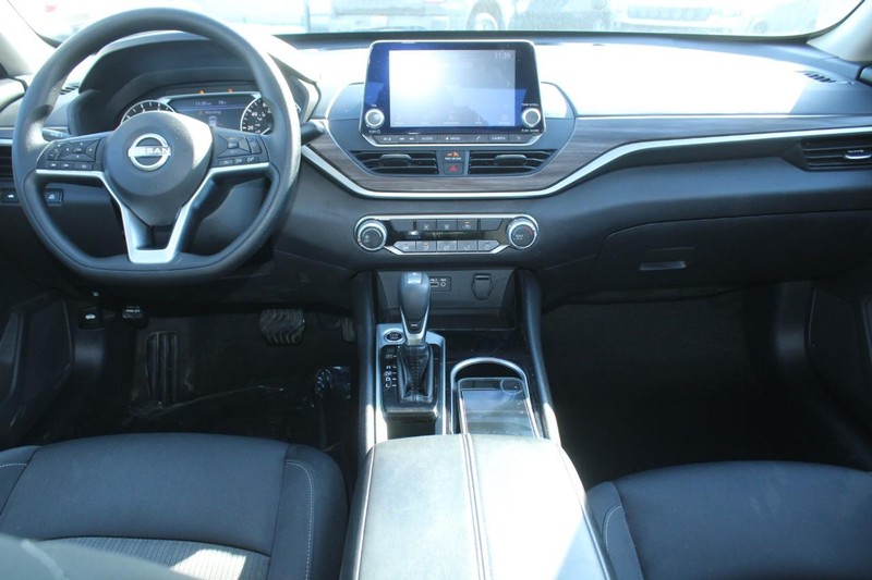 Nissan Altima Vehicle Image 13