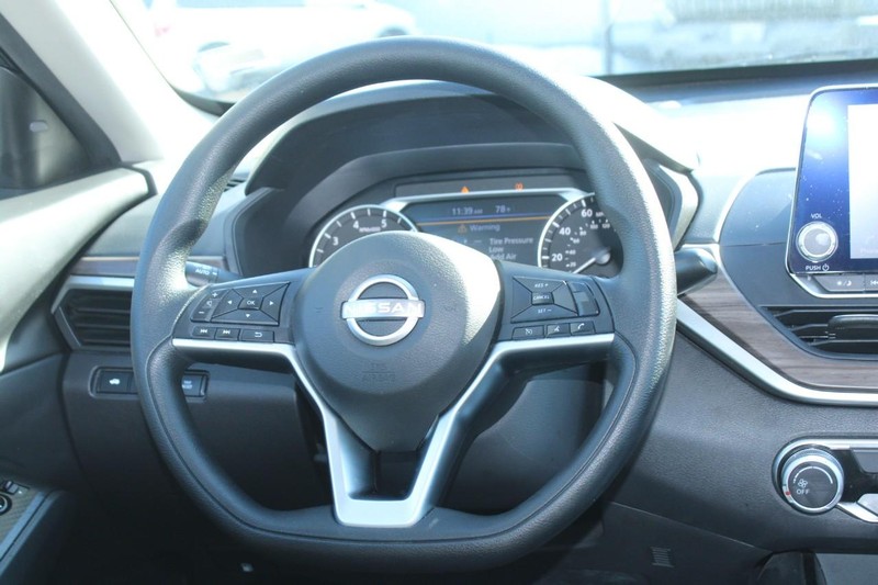 Nissan Altima Vehicle Image 14