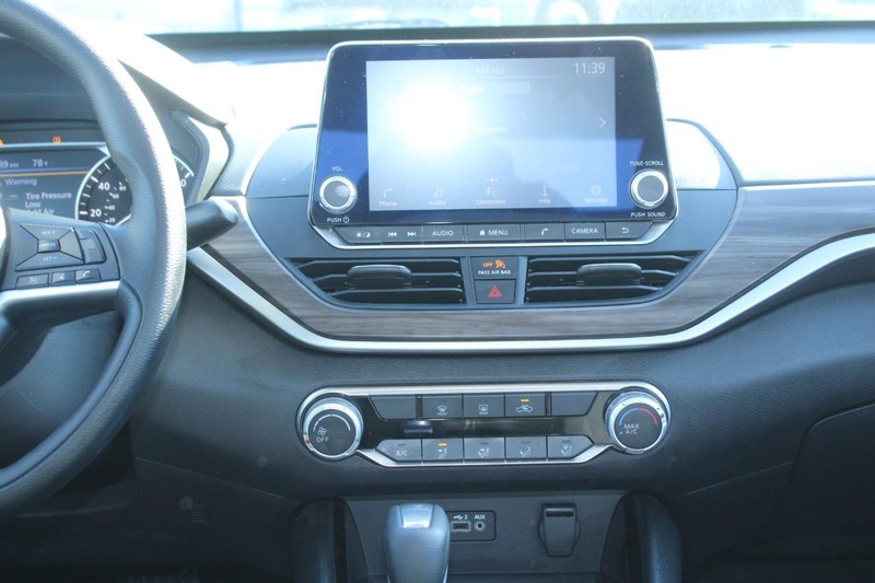 Nissan Altima Vehicle Image 15